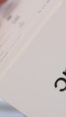 Popüler bir blogcunun kanalında Apple markasından yeni bir ürünü açıyor. POV erkeği, yeni Apple Bilgisayarları 'nın Mac Mini' sini M1 çipiyle açıyor. Polonya Varşova 03.05.2025