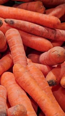 Bir sürü havuç, üst manzara. Havuç, havuç, A vitamini yeşil sandık, havuç sepeti.