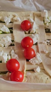 Ev sahibesi turta için dolguları karıştırıyor. Peynirli turta yapmak için peynirli ıspanak. Ispanaklı turta pişirme işlemini adım adım yoğur