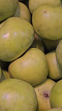 Tezgahtaki yeşil elmalar kutuların içinde. Yüksek kalite 4k görüntü