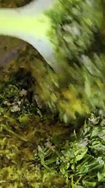 Ev sahibesi turta için dolguları karıştırıyor. Peynirli turta yapmak için peynirli ıspanak. yoğurt ıspanaklı turta
