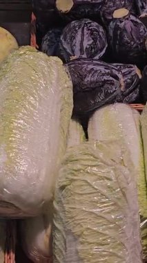 Marketteki sebzelerde raflarda beyaz lahana laciverti ve patlıcan kırmızısı biber vardı. Yüksek kalite 4k görüntü