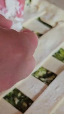 Ev sahibesi turta için dolguları karıştırıyor. Peynirli turta yapmak için peynirli ıspanak. Ispanaklı turta pişirme işlemini adım adım yoğur