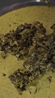 Ev sahibesi turta için dolguları karıştırıyor. Peynirli turta yapmak için peynirli ıspanak. yoğurt ıspanaklı turta