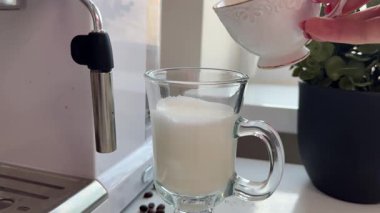 Kahve kremasını sade kahveye ekliyorum. Bir fincan sade kahvenin içine yavaş çekim kremi dökülüyor. Yüksek kalite 4k görüntü