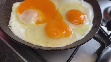 Yavaşça yakınlaştır. Çift sarılı yumurta kızartıyorum. Tavada sahanda yumurta. Tencerede yemek. Çift yumurta. Kızartma panosunda yumurta yapıyorum. Yemek vakti. Sahanda yumurta, yakın çekim. Kızarmış yemek. 