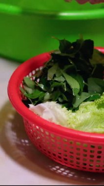 Deniz ürünleri tabağını şifalı otlarla düzenleyen eller. Yüksek kaliteli FullHD görüntüler