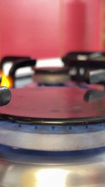 Mavi gaz alevinin üst görüş açısı paslanmaz çelik sobanın üzerinde sürekli yanıyor. Yüksek kalite 4k görüntü