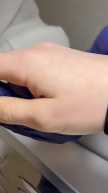 Profesyonel Moda Donanım Manikürü. Çivi hazırlama prosedürü. Kızıl sonbahar sonbahar tırnakları. Tırnak içi temizleyicisi. Bir pipet kullanarak deriyi yağla.