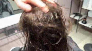 Saç kesimi, saç kesimi, saç kesimi, bir kızın saçını yıkamaktan güzel bir saç stiline dönüştürme. Yüksek kalite 4k görüntü
