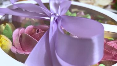 Bir buket marşmelov, yenilebilir lale çiçekleri. Orijinal tatlı bir hediye. Yüksek kalite 4k görüntü