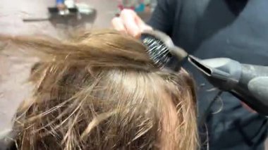 Saç kesimi, saç kesimi, saç kesimi, bir kızın saçını yıkamaktan güzel bir saç stiline dönüştürme. Yüksek kalite 4k görüntü
