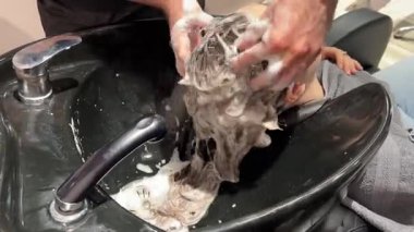 Saç kesimi, saç kesimi, saç kesimi, bir kızın saçını yıkamaktan güzel bir saç stiline dönüştürme. Yüksek kalite 4k görüntü