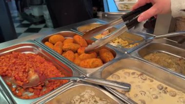 Restoran büfesi. Yiyecekler. Hamur işi seçimi. Restoranda yemek. Yüksek kalite 4k görüntü