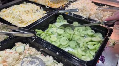 Salata için taze salatalık dilimlenmiş. Yüksek kalite 4k görüntü