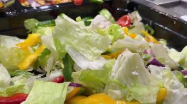 Taze sebze salatası, buzdağı, salatalık, biber, salatalık ve feta. Yüksek kalite 4k görüntü