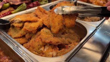 Kıtır kıtır altın renginde balık, geleneksel ve rahatlatıcı İngiliz yemeği İngiliz balık ve cipsinin özünü somutlaştırıyor. Yüksek kalite 4k görüntü