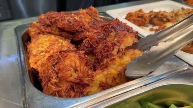 Kızarmış et ve patates kızartması ve yanında da yeşil salata. Kamerayla yaklaş, kapat. Yüksek kalite 4k görüntü