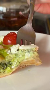 Lezzetli, ıspanaklı, kırmızı tırnaklı, yeşil peynirli, ıspanaklı, sağlıklı beslenen bir kız. Yüksek kalite 4k görüntü