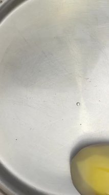 Patatesler kaynayan suya yakın çekim yapıyor. Hafif arka planda lezzetli organik sebzeler pişirmek. Konteynırda tamamen doğal bir madde kaynıyor. Sağlıklı yemek programı. Mutfak süreci zevk konsepti. Yüksek