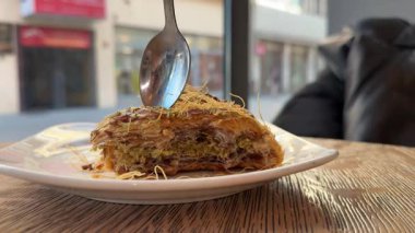 Dubai Kahve Dükkanı 'nda bir kaşık Dubai kruvasanı, Kruvasan Tatlı Tatlı Tatlısı ve Dough Kata Efi Çikolatası ile ye. Yüksek kalite 4k görüntü