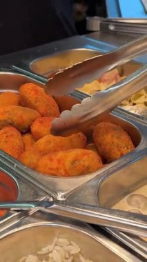 Restoran büfesi. Yiyecekler. Hamur işi seçimi. Restoranda yemek. Yüksek kalite 4k görüntü