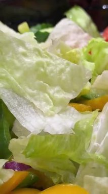 Taze sebze salatası, buzdağı, salatalık, biber, salatalık ve feta. Yüksek kalite 4k görüntü