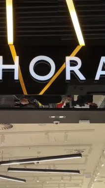 Moda Sephora makyajı ve alışveriş merkezindeki parfüm mağazası. Sephora bir Fransız kozmetik mağaza zinciri. Sephora Emquartier Alışveriş Merkezi 'nde. Polonya Katowice 03.22.2025 