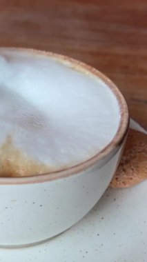 Lezzetli kapuçino karışımı, kaşıkla kapta, yakın plan. Yüksek kalite 4k görüntü