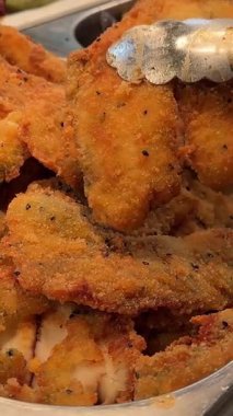 Kıtır kıtır altın renginde balık, geleneksel ve rahatlatıcı İngiliz yemeği İngiliz balık ve cipsinin özünü somutlaştırıyor. Yüksek kalite 4k görüntü