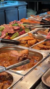 Açık büfe, parlak bir görünüş. Büfe restoranı, otel restoranı. Türk ya da Arap yemekleri. Tabak için bir parça et seç.