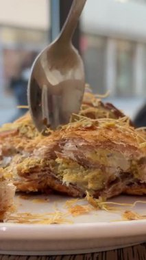 Dubai kruvasanı bir parça kesti. Yüksek kalite 4k görüntü