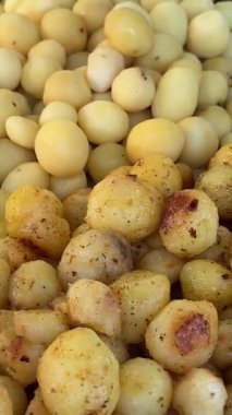 Açık büfede patates kızartması bir tabakta alınır. Yüksek kalite 4k görüntü