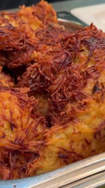 Kızarmış et ve patates kızartması ve yanında da yeşil salata. Kamerayla yaklaş, kapat. Yüksek kalite 4k görüntü