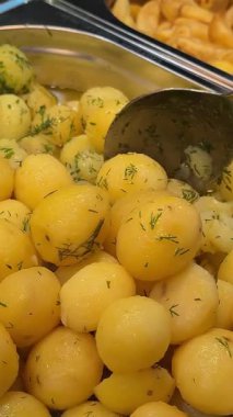 Üzerine doğranmış dereotu serpiştirilmiş taze tereyağlı patates. Erimiş tereyağı ve taze dereotuyla servis edilen Doğu Avrupa patates yemeği. Yüksek kalite 4k görüntü