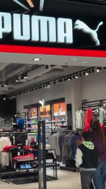 PUMA moda mağazası, büyük bir alışveriş merkezinde, Polonya Katowice 03.22.2025 