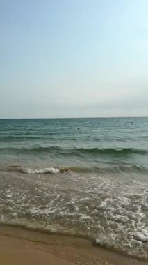 Phuket Tayland tropikal plajı İHA 'sı tepeden aşağıya kuş bakışı deniz mavisi dalgalar kaya ve kumda kırılıyor. Turkuaz okyanus sakin su ve yumuşak kum plajı. Tropik egzotik Fiji adası. 