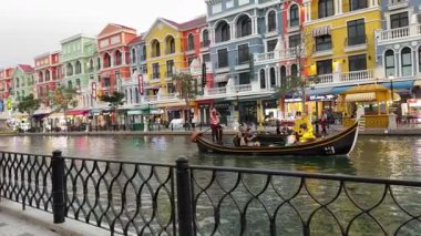 Phu Quoc Adası, Vietnam 'daki Venice Town. Büyük Dünya Renkli Kanal Binaları Grand World Phu Quoc Vietnam.04.01.2025