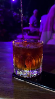 Küba Libre, Long Island Buzlu Çay Kokteyli. Sert alkollü içecek, kola, ıhlamur ve buzlu iki bardak, açık mavi kaplamalı soğuk uzun içimli moktail. Yüksek kalite 4k görüntü
