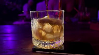 Küba Libre, Long Island Buzlu Çay Kokteyli. Sert alkollü içecek, kola, ıhlamur ve buzlu iki bardak, açık mavi kaplamalı soğuk uzun içimli moktail. Yüksek kalite 4k görüntü