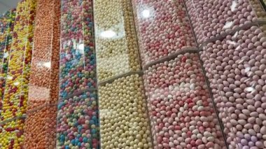 Bir şekerci dükkanında renkli şeker çeşitleri sergileniyor canlı ve neşeli renklerle. Yüksek kalite 4k görüntü