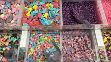Bir şekerci dükkanında renkli şeker çeşitleri sergileniyor canlı ve neşeli renklerle. Yüksek kalite 4k görüntü
