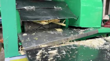 Baston içeceği tedarikçisinin hazırlanması şeker kamışı suyu makinesiyle taze şeker kamışı suyunu çıkarıyor. Müslümanların kutsal Ramazan ayında kahvaltı yapmaları sağlanıyor. yaş