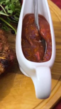 Biftek, sarımsak, mısır, biberiye ve ketçapla servis ediliyor. Yüksek kalite 4k görüntü