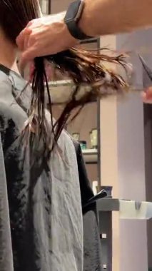 Saç kesimi, saç kesimi, saç kesimi, bir kızın saçını yıkamaktan güzel bir saç stiline dönüştürme. Yüksek kalite 4k görüntü