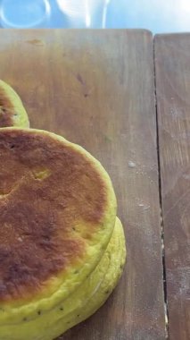 Etli kızarmış odun, Türk dolgulu krep, kefir turtası, çemberde patates pirzolası, ahşap masa, peçete. Sebze havucu, soğan, maydanoz, patates ve kabak pirzolası. Sağlıklı beslenme 