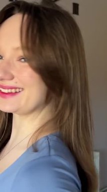 Saç kesimi, saç kesimi, saç kesimi, bir kızın saçını yıkamaktan güzel bir saç stiline dönüştürme. Yüksek kalite 4k görüntü