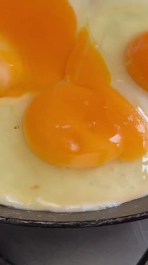 Yavaşça yakınlaştır. Çift sarılı yumurta kızartıyorum. Tavada sahanda yumurta. Tencerede yemek. Çift yumurta. Kızartma panosunda yumurta yapıyorum. Yemek vakti. Sahanda yumurta, yakın çekim. Kızarmış yemek. 