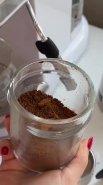 Bilinmeyen Barista Hand, Portafilter 'ı kahve makinesine koyuyor. Yakın çekim. Kahve makinesi kahve koydu.