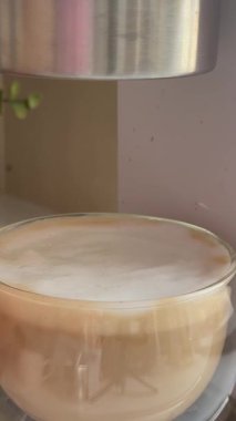 Barista kahve makinesinde kahve hazırlıyor, kadın eli kahve fincanını tutuyor. Yüksek kalite 4k görüntü